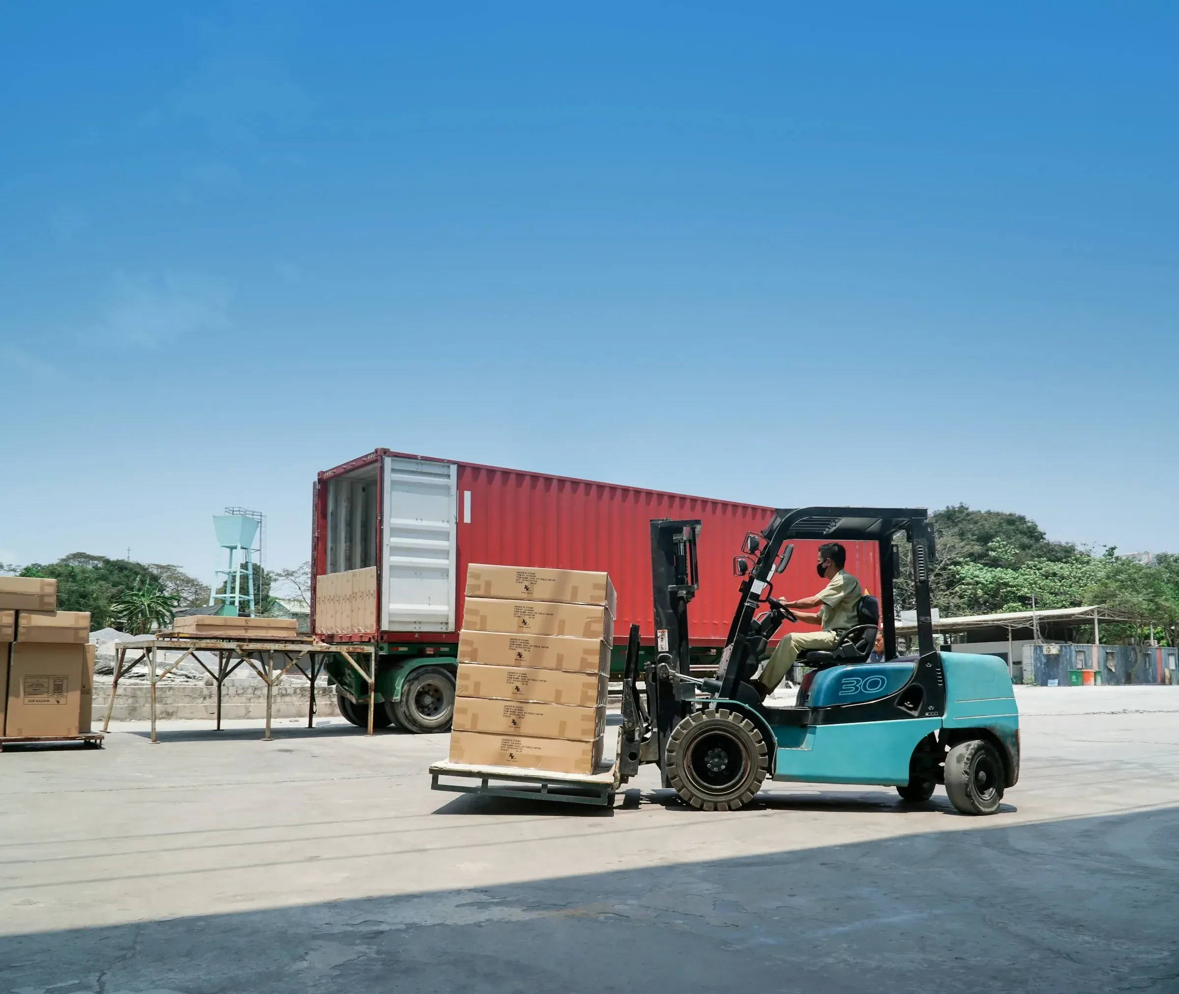 Forkliftle konteynere yüklenen paletli koliler