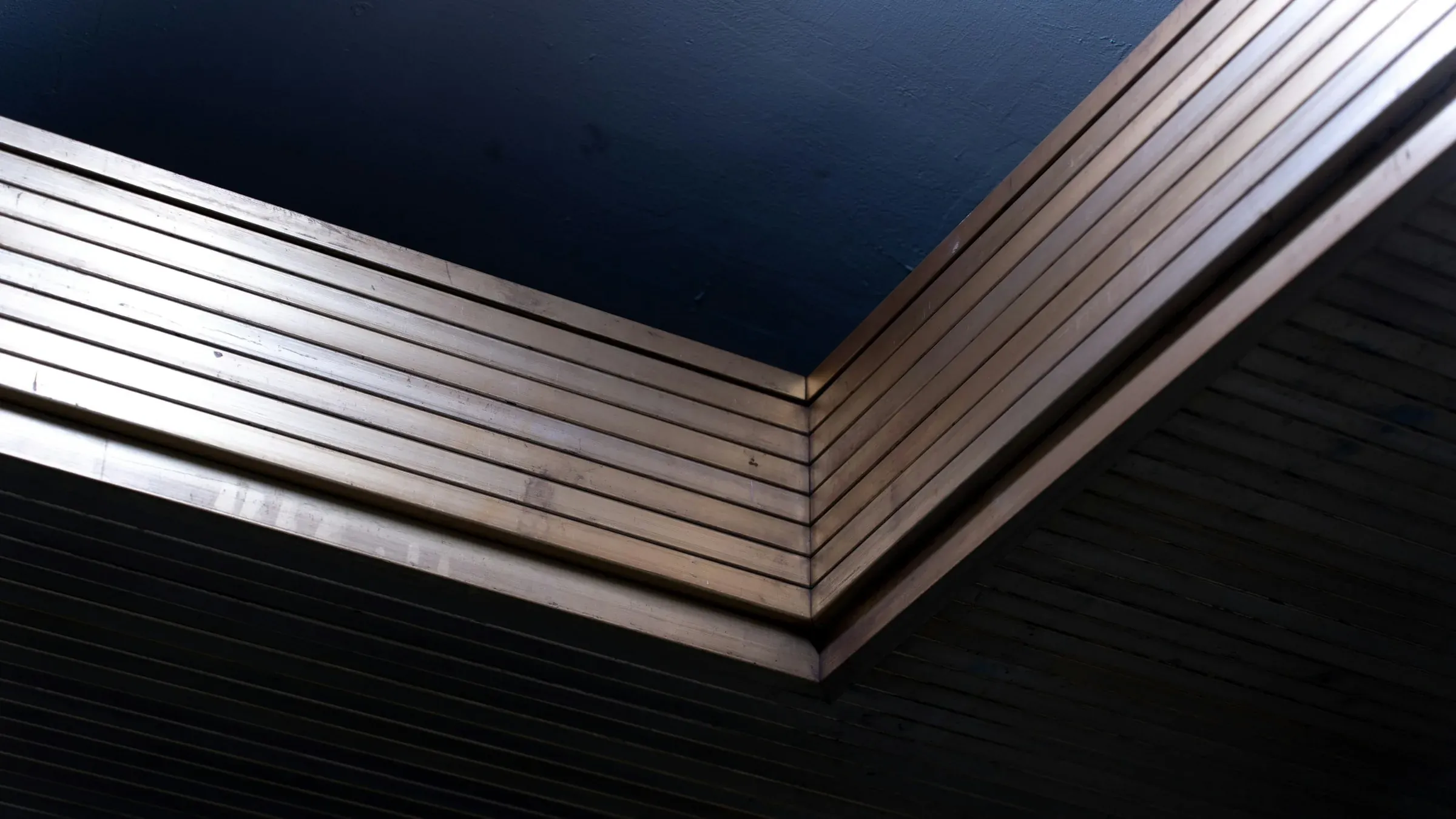 İstiflenmiş metal levhaların kenarları