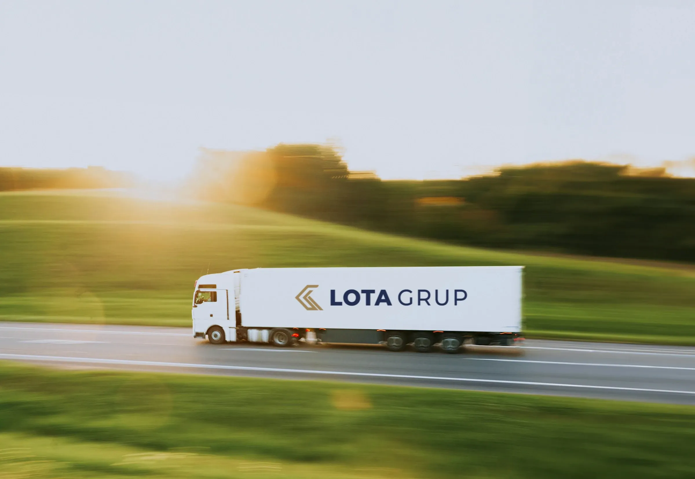 Otoyolda ilerleyen Lota Grup logolu tır