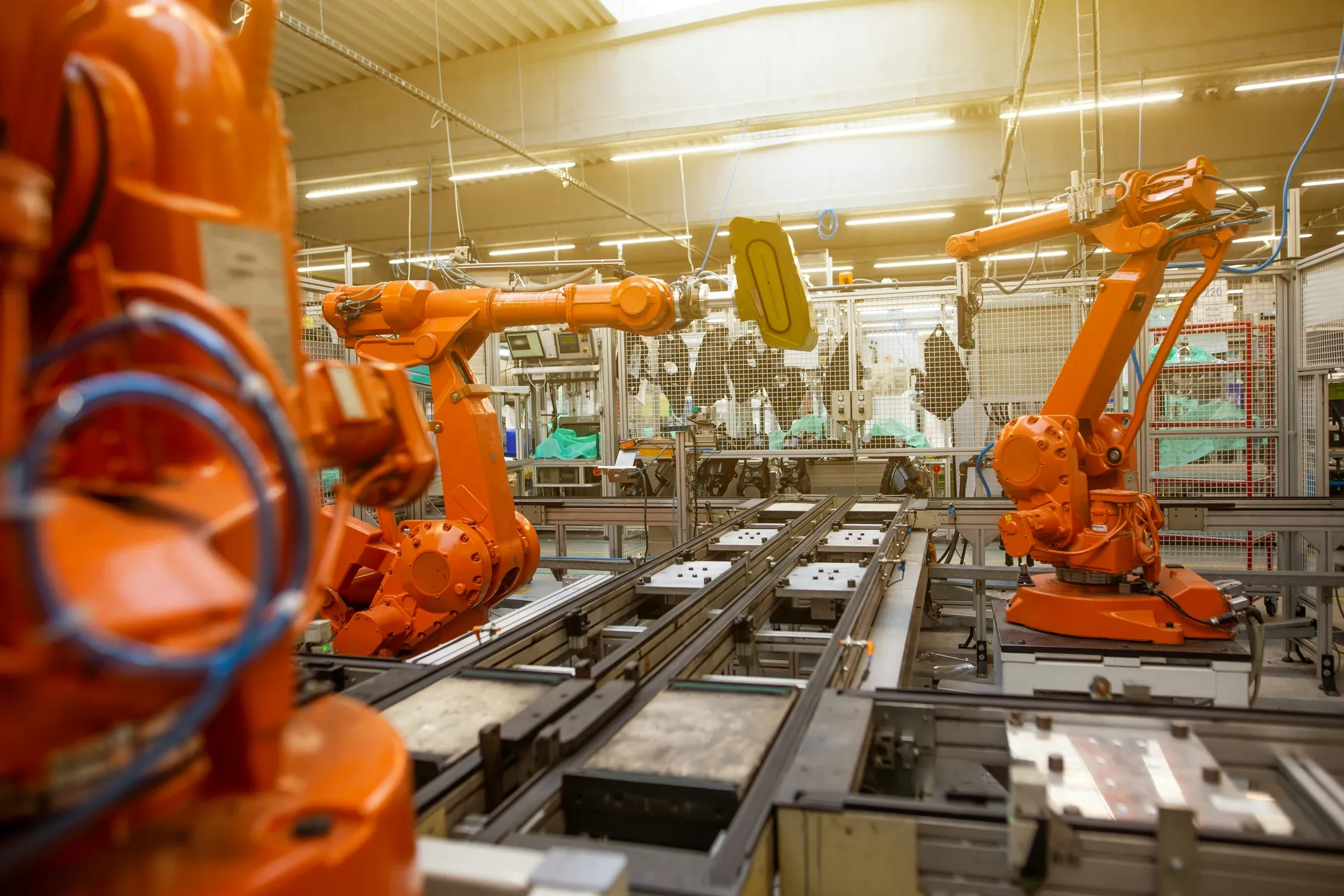 Otomotiv fabrikasında robotlu montaj hattı
