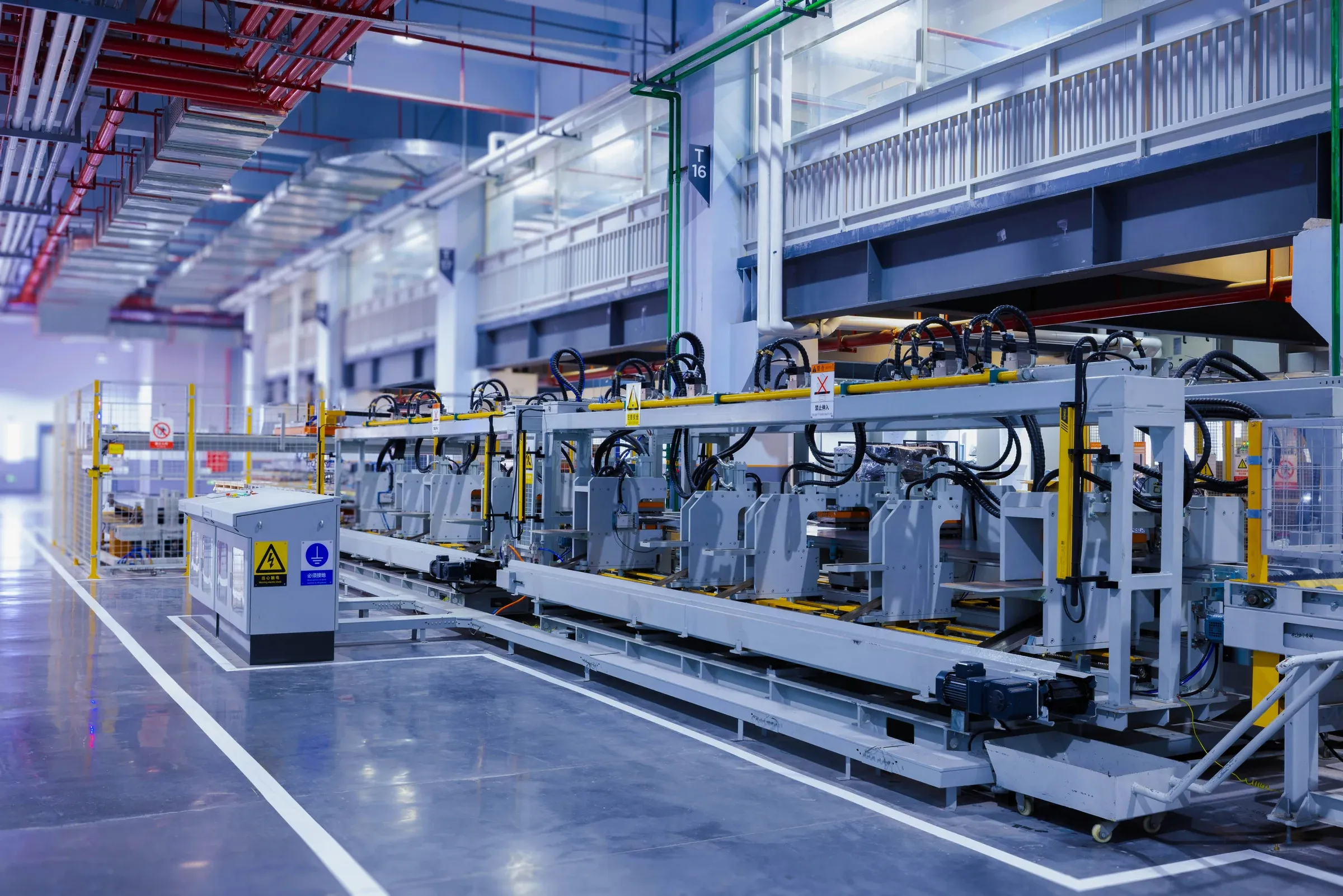 Üretim tesisinde büyük endüstriyel makine